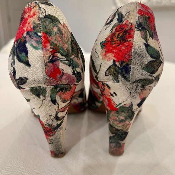 SEYCHELLES floral fabric 3 1/2” heels with rubber soles. - Picture 3 of 4